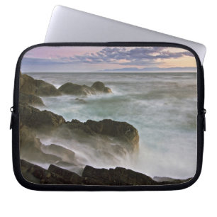 VS, Washington, San Juan-eilanden. Golven slaan Laptop Sleeve