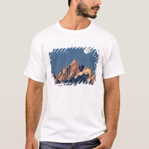 VS, Wyoming, Grand Teton NP. Een volle maan gaat o T-shirt