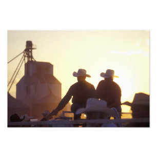 VS, Wyoming, Pine Bluffs. Twee mannen schudden Foto Afdruk