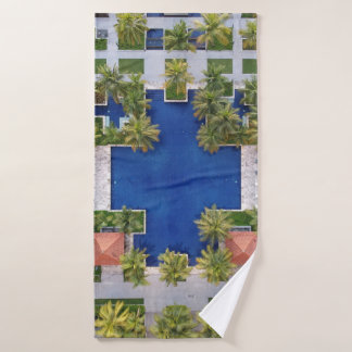 Vue aérienne de la piscine entourée de palmiers