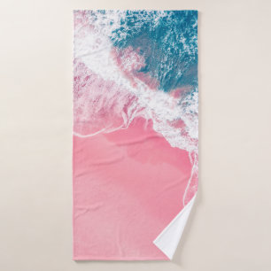 Vue aérienne d'une plage de sable rose en Nouvelle