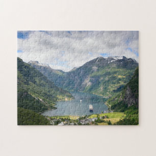 Vue de Geirangerfjord dans le puzzle denteux de la