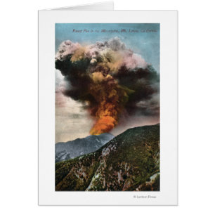 Vue des feux de forêt dans les montagnes