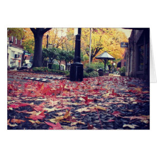 Vue du trottoir des feuilles d'automne