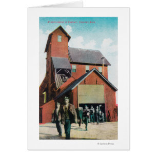 Vue extérieure d'une mine, travailleurs sortant