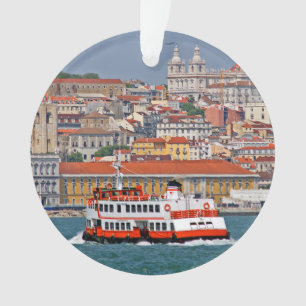 Vue Lisbonne avec vieux ferry sur le fleuve Tage