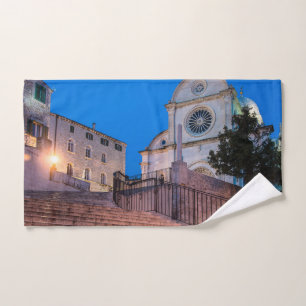 Vue nocturne des escaliers et de l'église à Split,