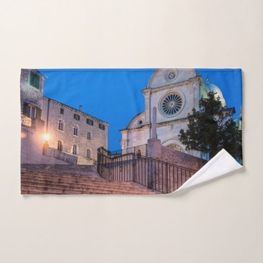 Vue nocturne des escaliers et de l'église à Split, (Serviette à main)