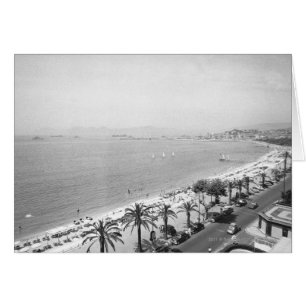 Vue sur le complexe touristique en bord de mer B&W