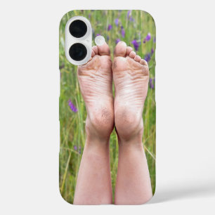 vuile blote voeten in wilde bloemen iPhone 16 hoesje