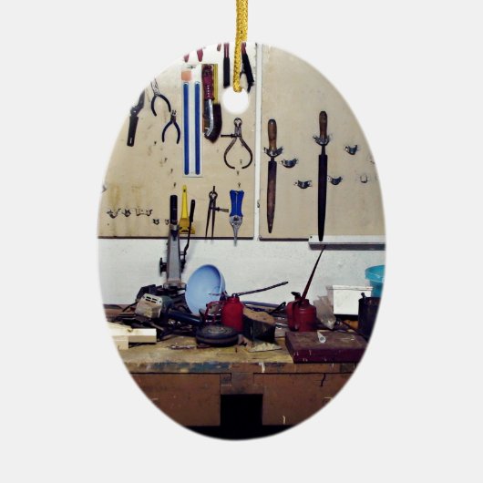 Vuile werkbank keramisch ornament (Voorkant)