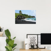 Vulkanisch strand met zwart zand op Hawaï poster (Thuiskantoor)