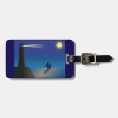 Vuurtoren en zeilboot bij nacht maanverlichte ocea bagagelabel (Voorkant horizontaal)