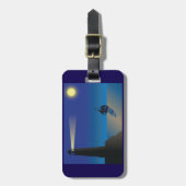 Vuurtoren en zeilboot bij nacht maanverlichte ocea bagagelabel (Voorkant verticaal)