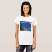 Vuurtoren en zeilboot bij nacht maanverlichte ocea t-shirt (Voorkant volledig)