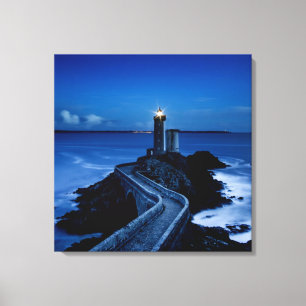 Vuurtoren op de muur in de oceaan 's nachts canvas afdruk