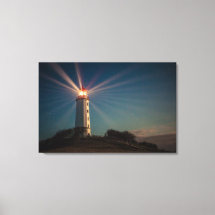 Vuurtoren op een heuveltje bij nacht canvas afdruk