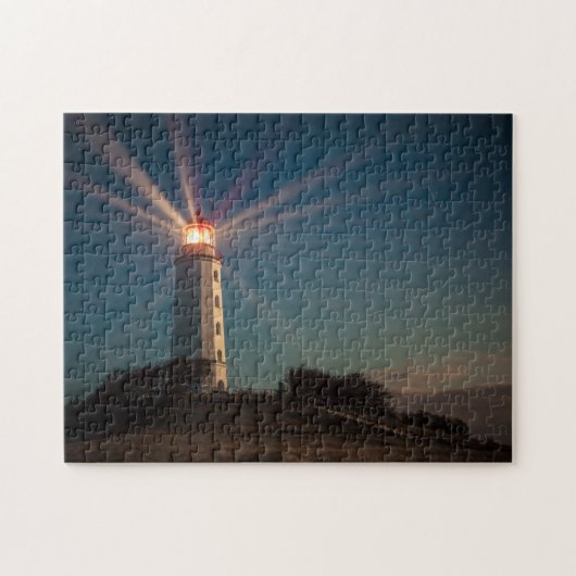 Vuurtoren op een heuveltje bij nacht legpuzzel (Horizontaal)