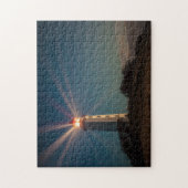 Vuurtoren op een heuveltje bij nacht legpuzzel (Verticaal)