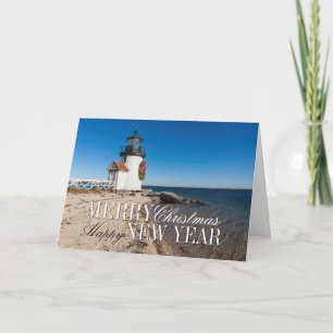 Vuurtoren op het strand met kerstmis feestdagen kaart