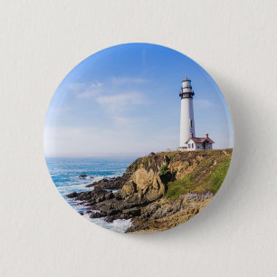 Vuurtoren op heuvel blauwe lucht wit huis oceaan ronde button 5,7 cm