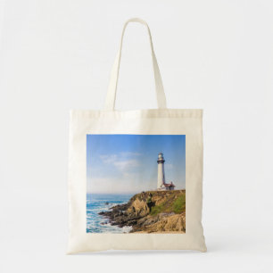 vuurtoren op heuvelblauwe hemel witte dakoceaan tote bag