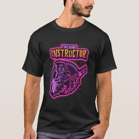 Vuurwapeninstructeur met Pistool T-shirt (Voorkant)