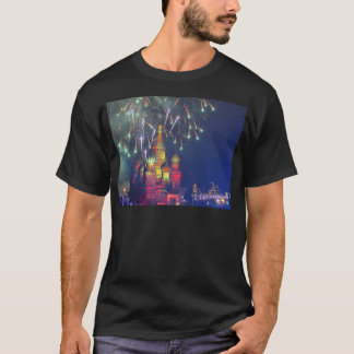 Vuurwerk over het rode vierkant t-shirt