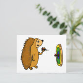 VV- Funny Hedgel Throwing Darts Cartoon Briefkaart (Staand voorkant)