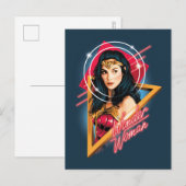 W84 | Wonder Woman Retrowave Character Badge Uitnodiging Briefkaart (Voorkant / Achterkant)