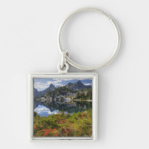 WA, Alpine Lakes Wilderness, Gem Lake, met Sleutelhanger