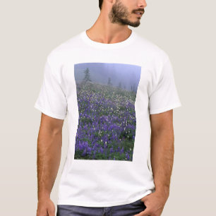 WA, Mt. Rainier NP, Lupine en Bistort-weide T-shirt