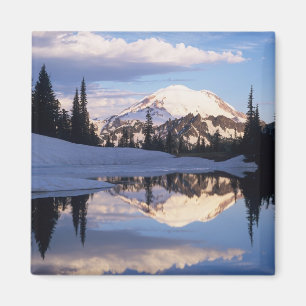 WA, Mt. Rainier NP, Mt. Rainier en wolken Magneet