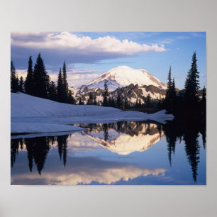 WA, Mt. Rainier NP, Mt. Rainier en wolken Poster