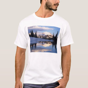WA, Mt. Rainier NP, Mt. Rainier en wolken T-shirt