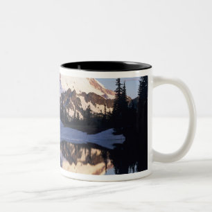 WA, Mt. Rainier NP, Mt. Rainier en wolken Tweekleurige Koffiemok