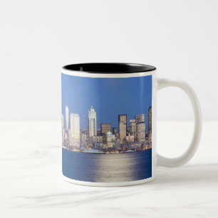 WA, Seattle, Seattle skyline en Elliott Bay, 2 Tweekleurige Koffiemok