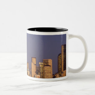 WA, Seattle, skyline van Seattle en Elliott Bay, Tweekleurige Koffiemok