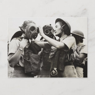 WAAF met gasmaskers Briefkaart