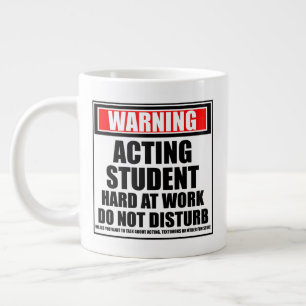 Waarschuwing actieve student hard op het werk stoo extra grote beker