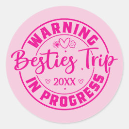 Waarschuwing Besties Trip in Progress Magenta op R Ronde Sticker