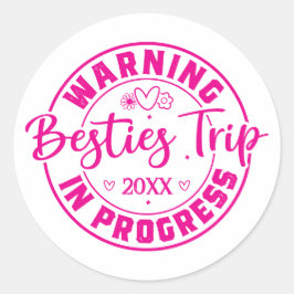 Waarschuwing Besties Trip in Progress Magenta op w Ronde Sticker