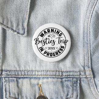 Waarschuwing Besties Trip in uitvoering Zwart op w Ronde Button 5,7 Cm