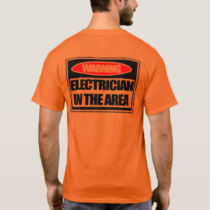Waarschuwing Elektricus in het T-shirt veiligheid 