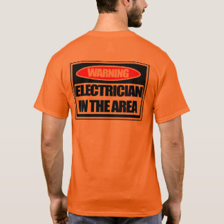 Waarschuwing Elektricus in het T-shirt veiligheid 