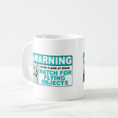 Waarschuwing: let op vliegende objecten! koffiemok (Voorkant links)