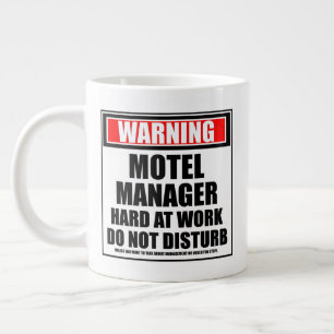 Waarschuwing Motel Manager hard op het werk stoort Extra Grote Beker