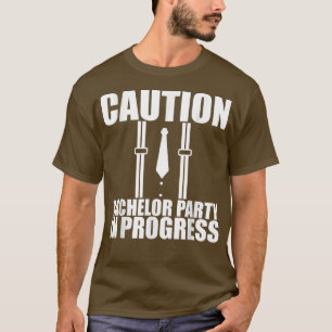Waarschuwing vrijgezellenfeest is bezig t-shirt