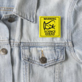 WAARSCHUWING! WETENSCHAP VOORUIT! VIERKANTE BUTTON 5,1 CM (In situ)