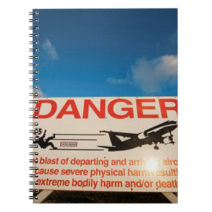 waarschuwingsbord nabij de luchthaven van Sint Maa Notitieboek